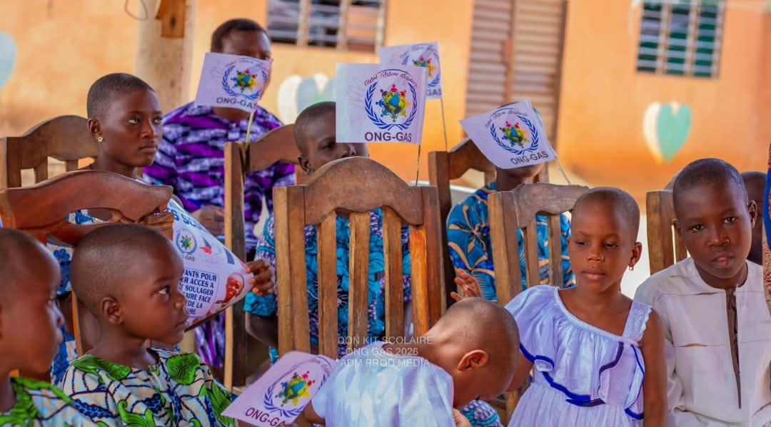 Distribution des kits scolaires — Orphelinat Cœur Unis de Tori